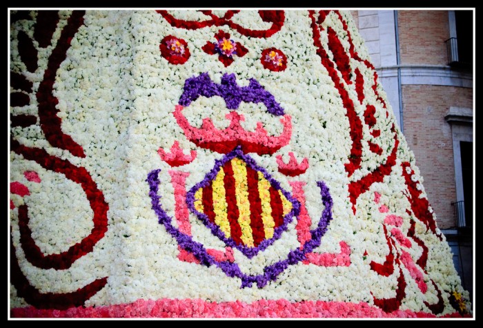 Toneladas de claveles para vestir a la Virgen de los Desamparados, parte de la tradición de Las Fallas