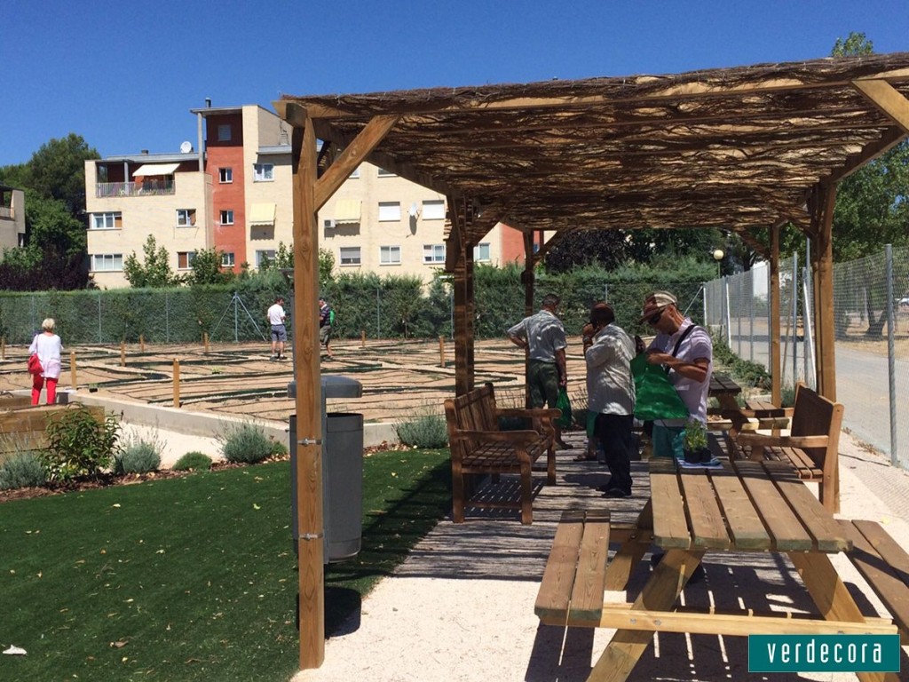 Las zonas de descanso para disfrutar de la actividad también forman parte de este huerto urbano