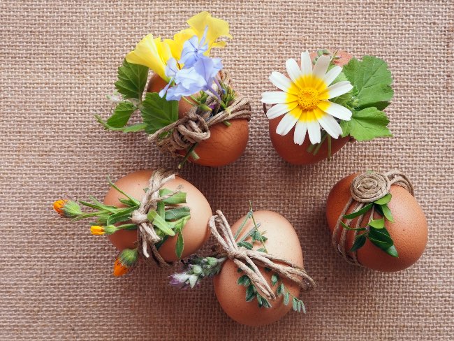 Huevos de Pascua con flores naturales