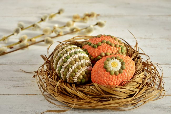 Decorar huevos de Pascua con legumbres