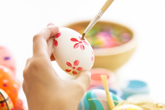 Pintar huevos de Pascua