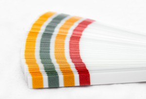 Medir el pH, uno de los cuidados del estanque en primavera