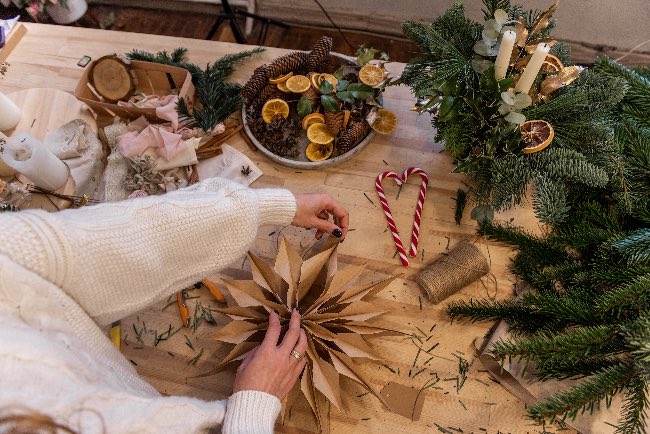 Cómo poner accesorios en una corona de Navidad