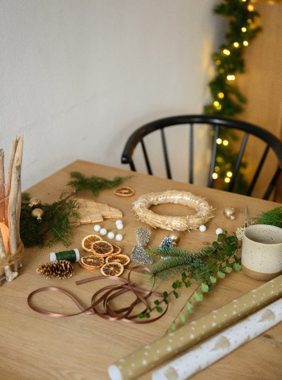 Elementos para hacer una corona de Navidad