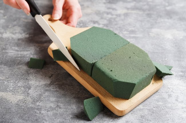 Preparar la base, el punto de partida para centros de mesa primaverales