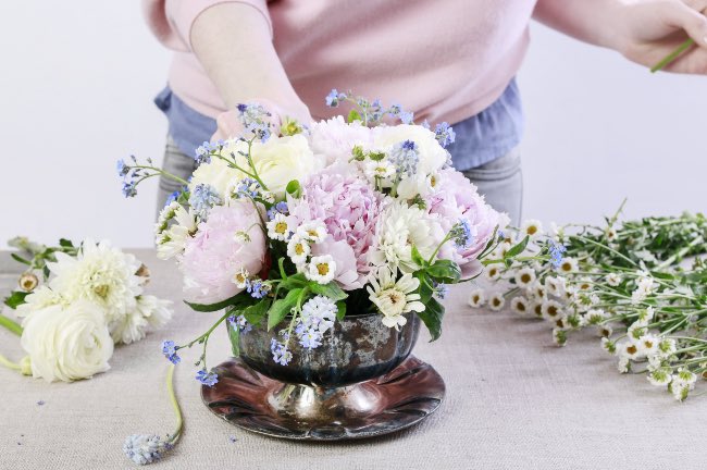 Cómo hacer un centro de flores para la mesa