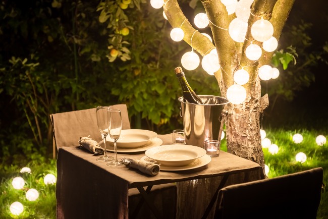 decoración de una mesa para una cena en el jardín