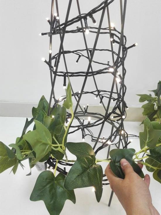 Manualidades con luces de Navidad y hiedra