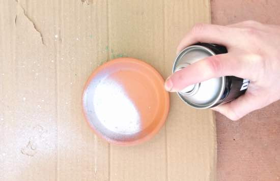 Pintar macetas, un DIY para hacer en familia