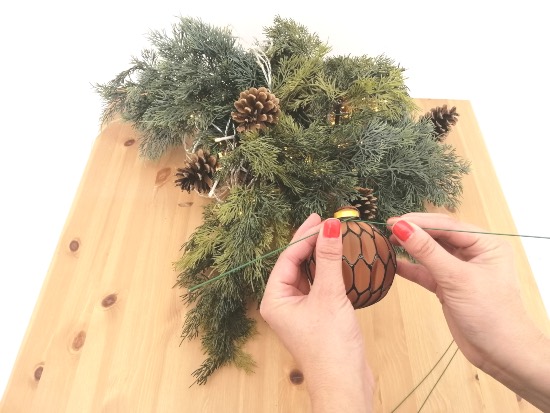 Cómo elaborar una maceta colgante de Navidad