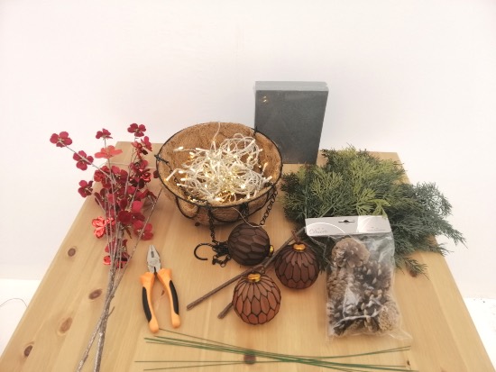 Materiales para hacer una maceta colgante de Navidad