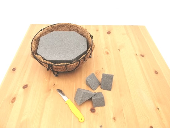 Preparar la base, importante para hacer esta maceta colgante de Navidad