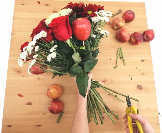 Centro de flores naturales y manzanas