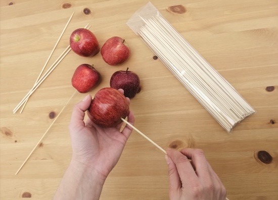 Centro de rosas naturales y manzanas