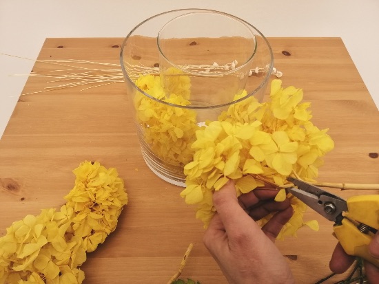 Preparar las flores para hacer nuestro centro de flores preservadas