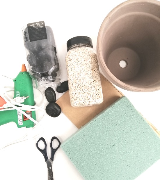 Materiales necesarios para pintar piedras en forma de cactus