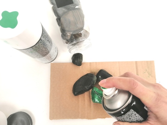 Cómo pintar piedras en forma de cactus