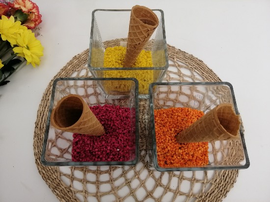 Decoración de primavera con cucuruchos de flores