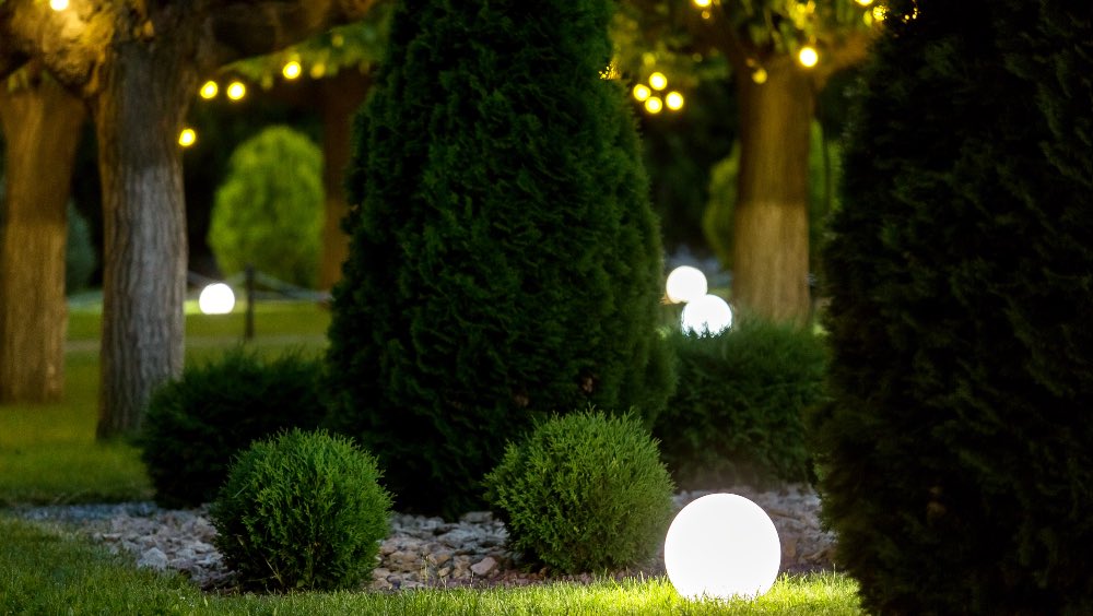 Cómo iluminar tu jardín o terraza en verano