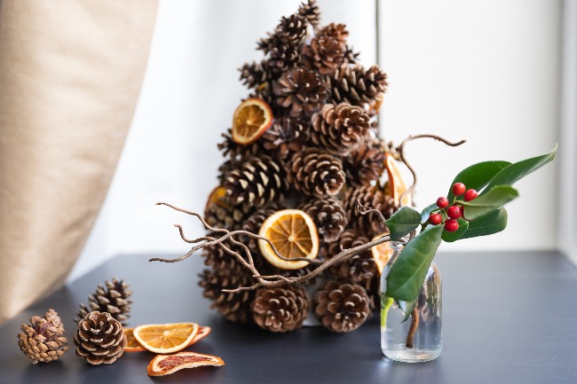 Árbol de Navidad con piñas secas
