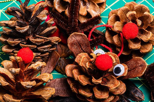 Manualidades con piñas secas para Navidad para niños