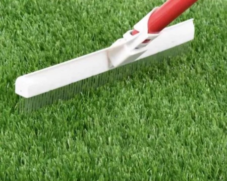 Cepillo para peinar el césped artificial