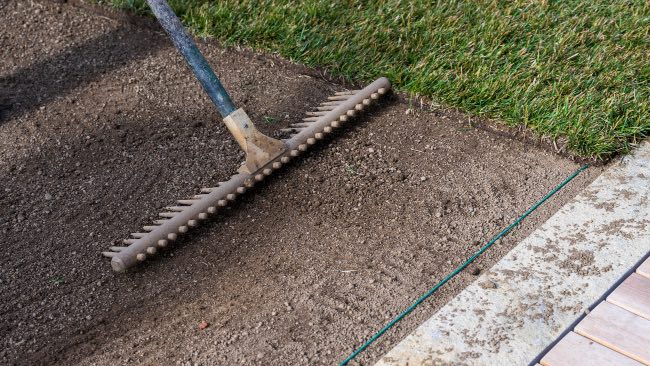Nivelar, importante para preparar el terreno para plantar.