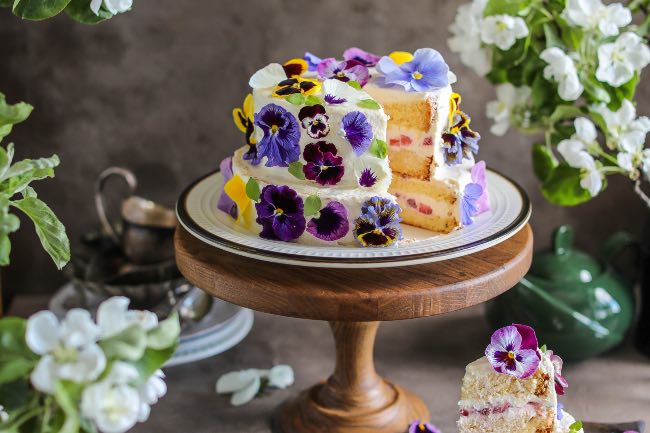 Tarta con flores comestibles