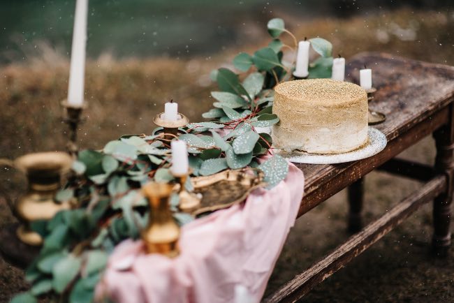 Decoración floral de una boda en exterior en invierno.