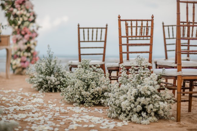 Decorar con flores el pasillo de una boda