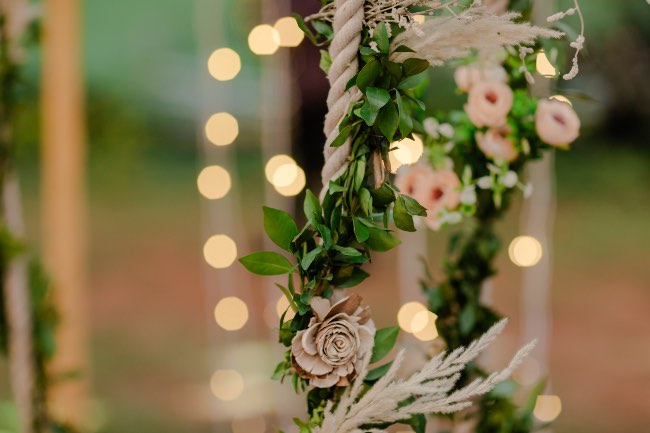 Flores para la decoración de una boda de exterior