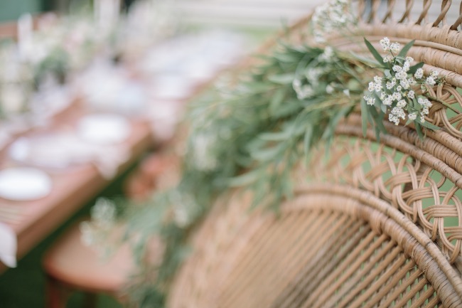 Silla de los novios con flores