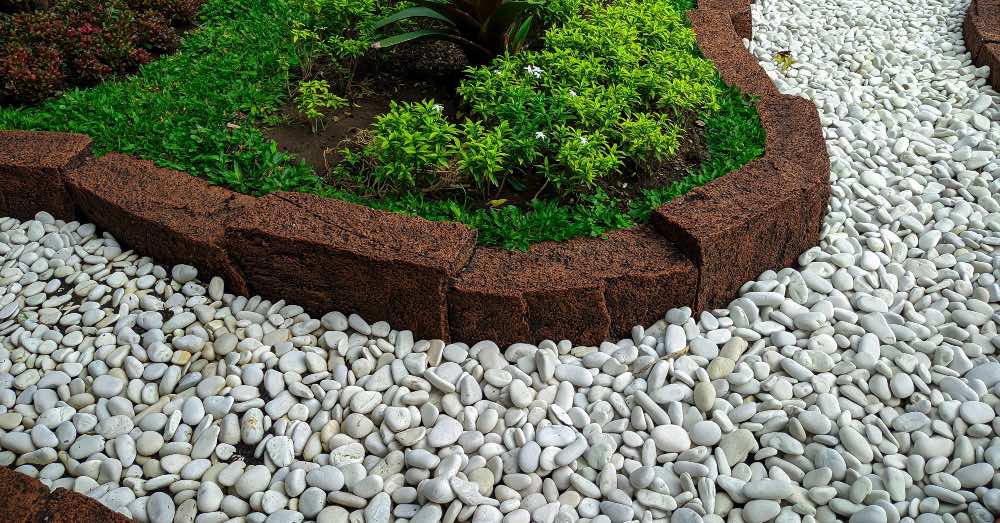 Cómo limpiar las piedras blancas del jardín