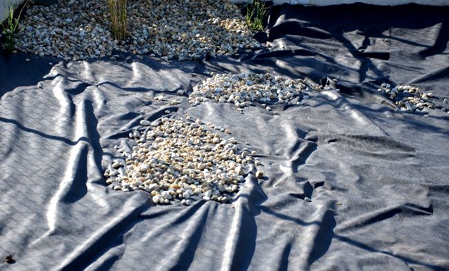 Cómo prevenir el blanquear las piedras de jardín