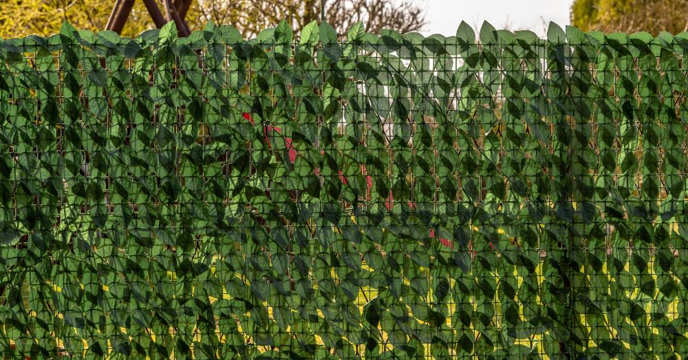 Cómo poner una malla de ocultación en tu terraza o jardín
